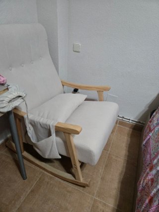 Poltrona a dondolo beige in legno, pochi mesi di utilizzo