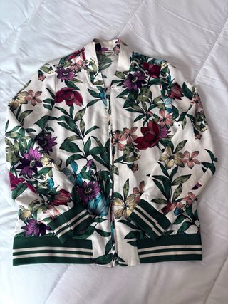 Bomber floral Stradivarius
