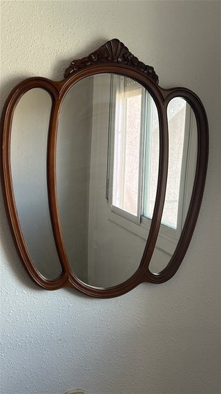 Espejo de madera con marco tallado