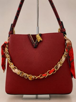 Bolso de mano rojo con cadena dorada