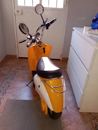 Mini Vespa Scooter Amarillo y Blanco