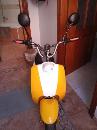 Mini Vespa Scooter Amarillo y Blanco
