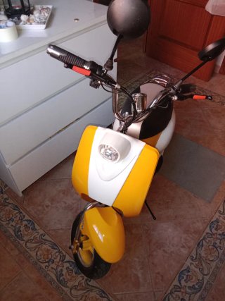Mini Vespa Scooter Amarillo y Blanco