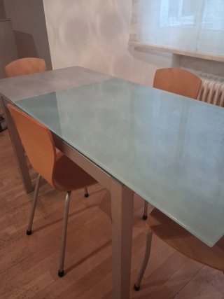 Mesa de comedor y 4 sillas