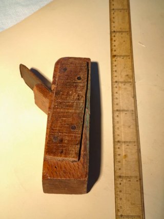 Cepillo carpintero antiguo de madera
