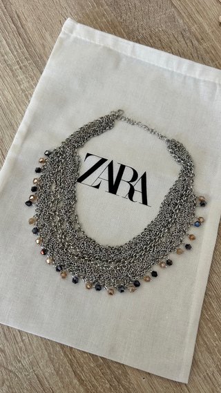 Collar Zara multicapa con abalorios
