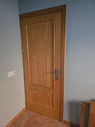 2 Puertas de madera maciza
