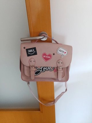 Bolso rosa con parches