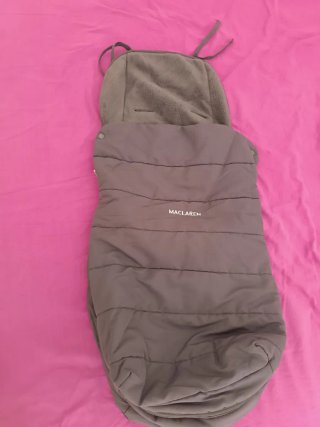 Saco polar rojo de la marca Maclaren para carrito.