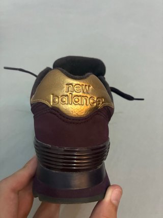 Zapatillas New Balance Moradas y Doradas