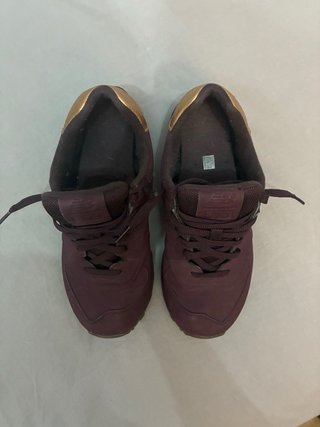 Zapatillas New Balance Moradas y Doradas
