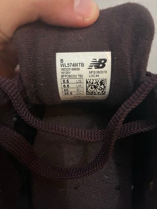 Zapatillas New Balance Moradas y Doradas
