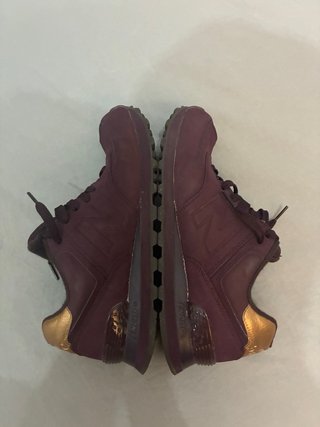 Zapatillas New Balance Moradas y Doradas