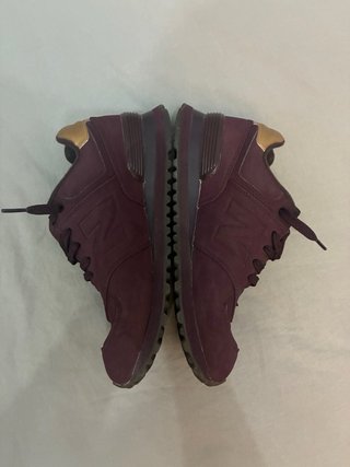 Zapatillas New Balance Moradas y Doradas