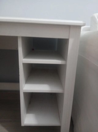 Mesa auxiliar blanca de madera