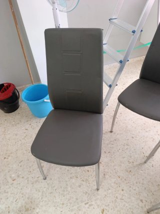 Lote ( 40€ todas)  de 4 Sillas  de Comedor Grises.