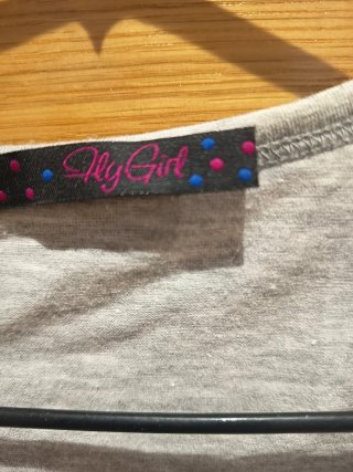 Camiseta vintage con pedrería y lazo