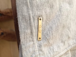 Camiseta vintage con pedrería y lazo