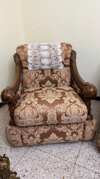Sillón clásico de tela y madera