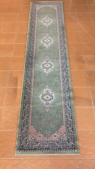 Alfombra estilo persa verde y rosa