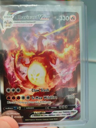 Carta Pokémon Charizard VMAX Gigantamax en inglés