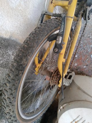 Bicicleta infantil azul y amarilla