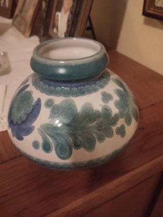 Jarrón bajo de cerámica azul y verde
