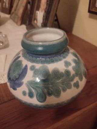 Jarrón bajo de cerámica azul y verde