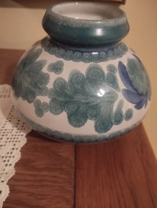 Jarrón bajo de cerámica azul y verde