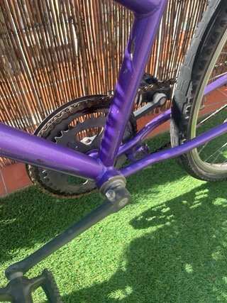 Bicicleta morada paseo con cesta. Perfecto estado