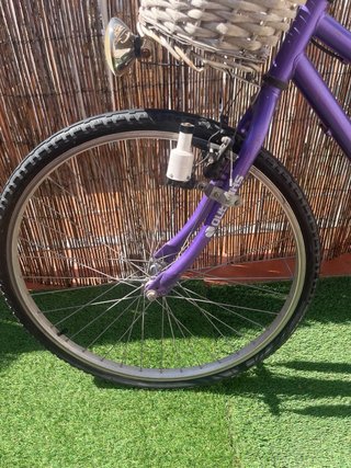 Bicicleta morada paseo con cesta. Perfecto estado
