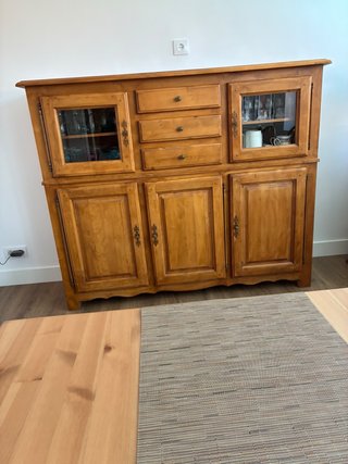 Aparador de madera con vitrinas