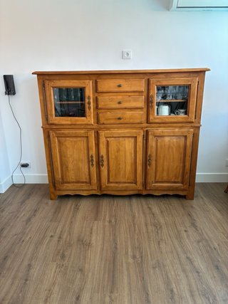 Aparador de madera con vitrinas