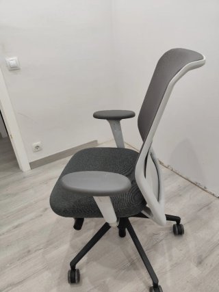 Silla de oficina ergonómica de diseño.