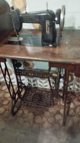 Máquina de coser antigua de madera y metal
