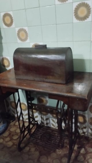 Máquina de coser antigua de madera y metal