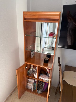 Vitrina de madera con puertas y estantes