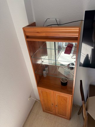 Vitrina de madera con puertas y estantes