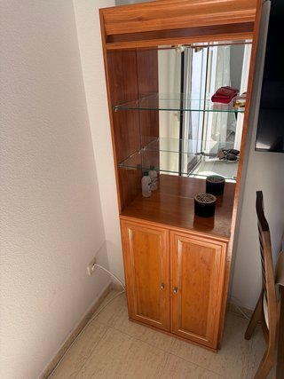 Vitrina de madera con puertas y estantes