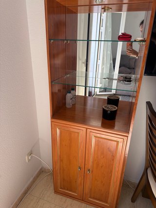 Vitrina de madera con puertas y estantes