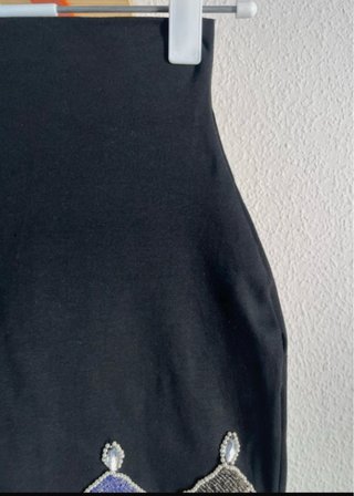 Falda negra con bordado zigzag