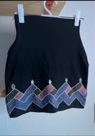 Falda negra con bordado zigzag