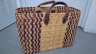 Capazo de mimbre beige y morado