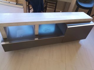 Mueble TV cajones y puerta madera y metal