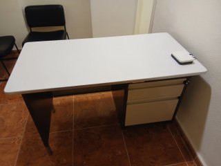 Mesa metálica con archivador