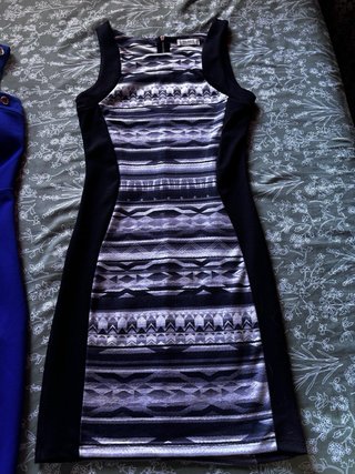 Vestido azul y estampado tribal