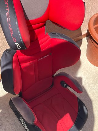 Silla coche niño roja y negra con Isofix