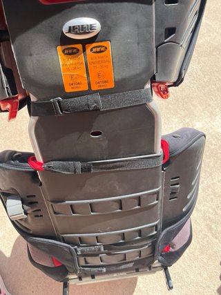 Silla coche niño roja y negra con Isofix