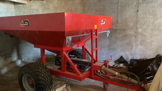 Abonadora 2500kg con remolque