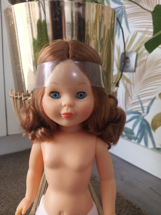 Nancy pelirroja con rizos